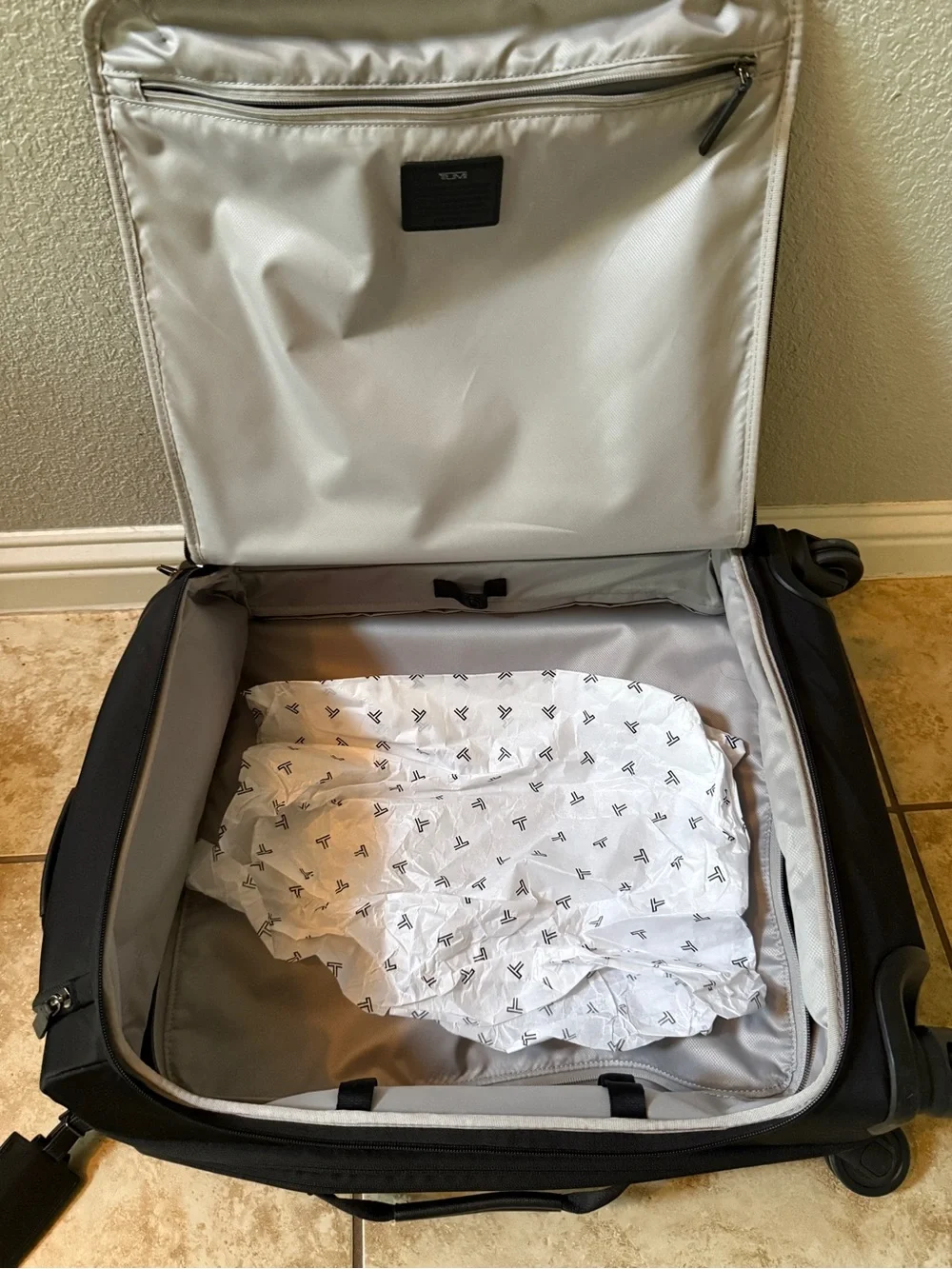 Tumi Voyager Black Carry-On Spinner Suitcase Travel Bag